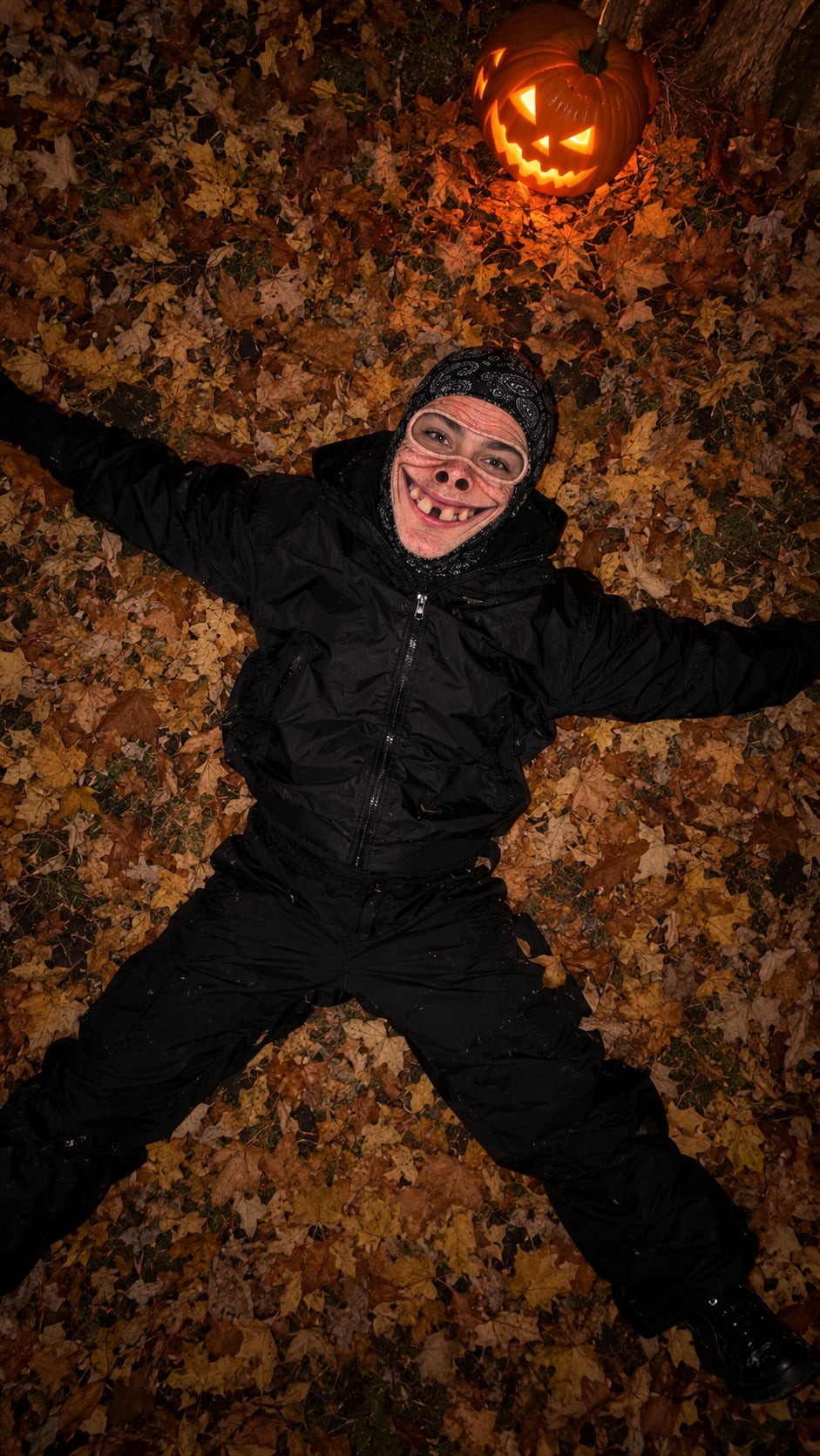 El Napias haciendo el ángel en las hojas en Halloween