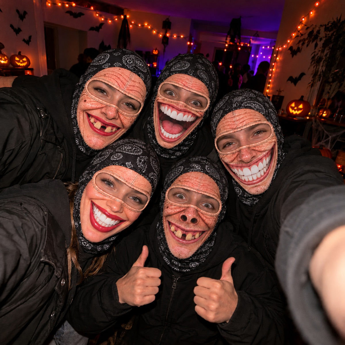 Selfie con flash en una fiesta de Halloween con los cinco pasamontañas sonrientes