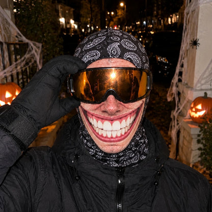 El Sonrisas con gafas de esquí la noche de Halloween