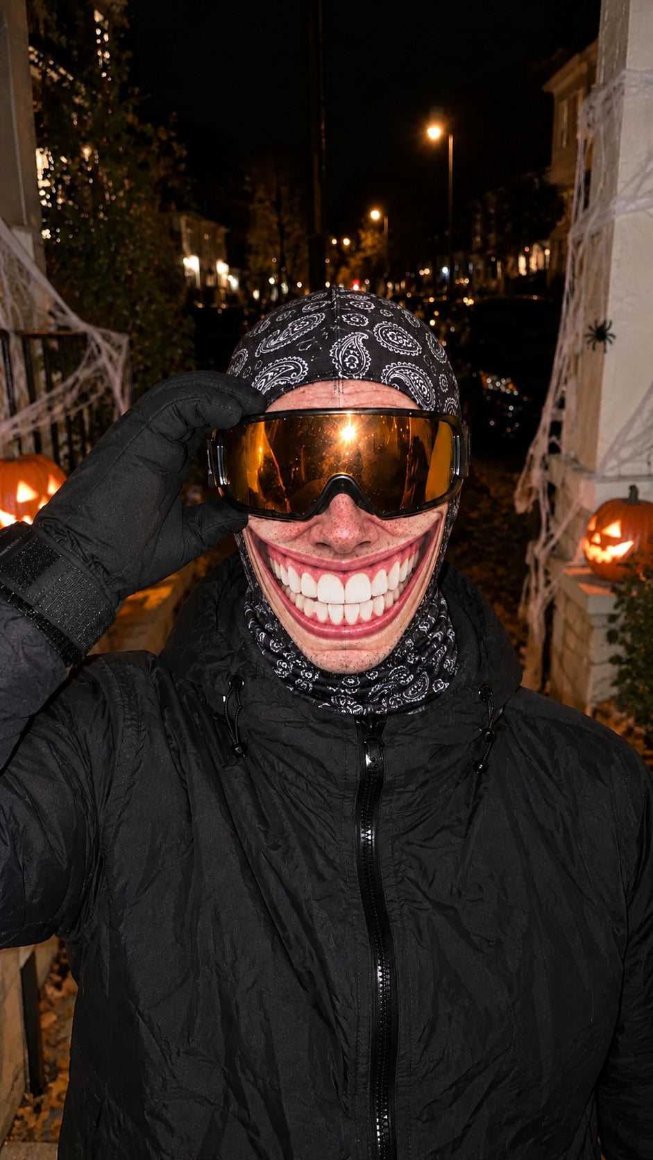 El Sonrisas con gafas de esquí la noche de Halloween